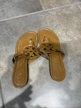 Tory Burch Patent Leather Thong Sandals - Chestnut